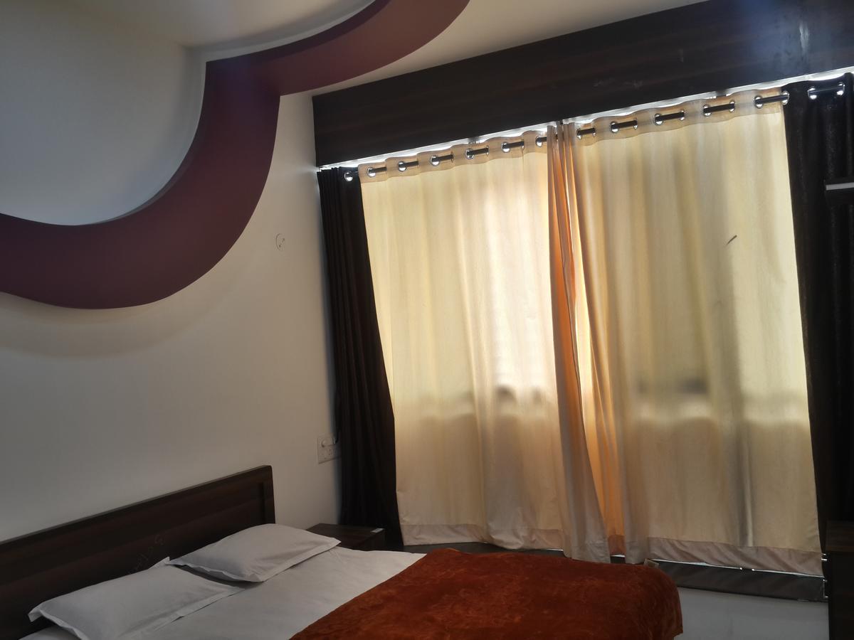 Hotel Holiday Era Opposite Railway Station Aurangābād Extérieur photo
