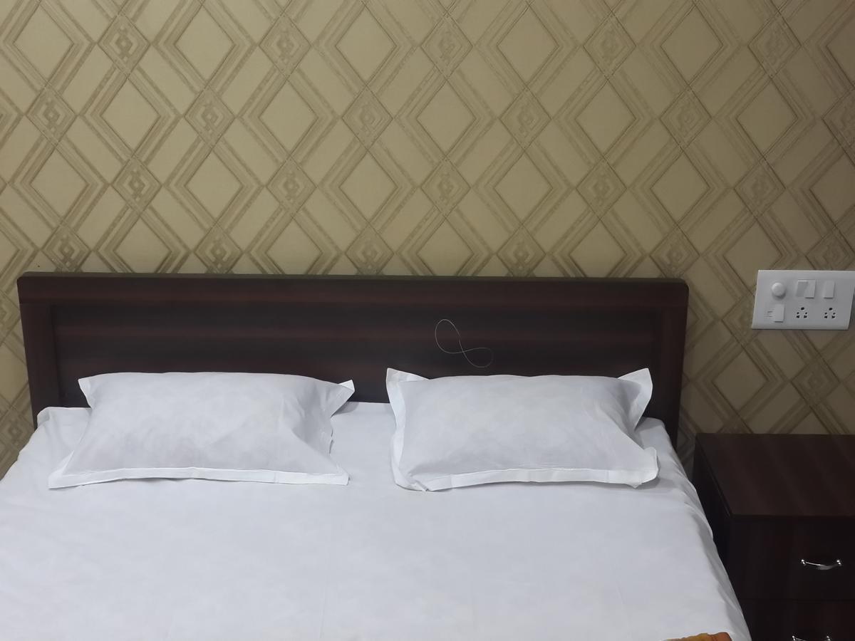 Hotel Holiday Era Opposite Railway Station Aurangābād Extérieur photo